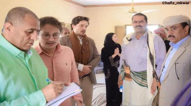 وفد اجنبي يزور الشيخ عوض ابن الوزير في منزله بنصاب 