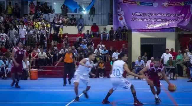 اللواء بن بريك يحضر مباراة كرة السلة بين شعب حضرموت والميناء ومباراة منتخب الناشئين لكرة القدم وفريق الروضة