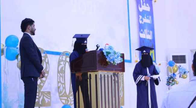 حفل تخرج بهيج لطلاب وطالبات جامعة العادل