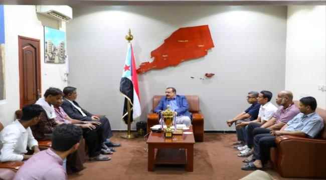 اللواء بن بريك يستقبل بعثة فريق كرة السلة بنادي شعب حضرموت