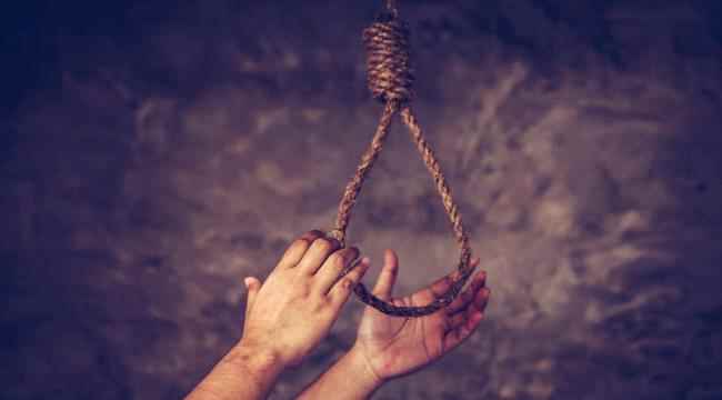 لنهب أموالها.. يمني يقتل والدته شنقاً في تعز