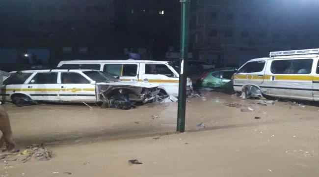 عاجل : أمطار غزيرة وسيول جارفة تشهدها مدينة المكلا