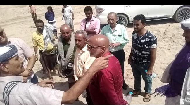 فريق من صندوق صيانة الطرق والجسور ابين يتفقد اضرار السيول في وادي احور