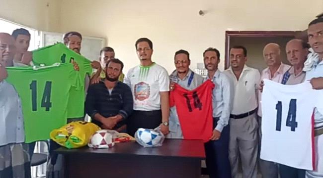 إحتفاءً باعياد أكتوبر ونوفمبر..إدارة الشباب والطلاب بانتقالي لحج توزع مستلزمات رياضية