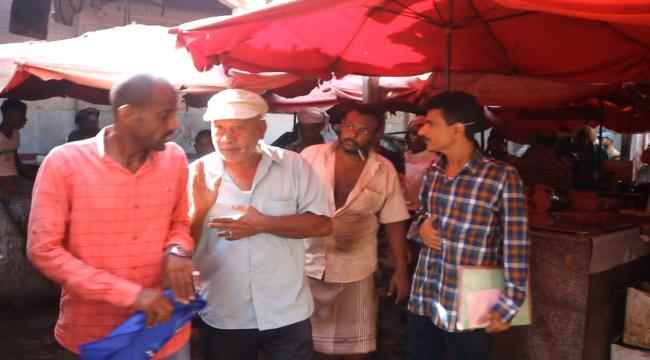 بتوجيهات محافظ عدن..مدير الاشغال بمديرية الشيخ عثمان  ينفذ نزول ميداني لمفارش سوق الاسماك