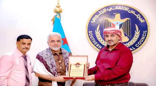 الرئيس الزُبيدي يُكرّم عددًا من رواد العمل الإنساني بالعاصمة عدن
