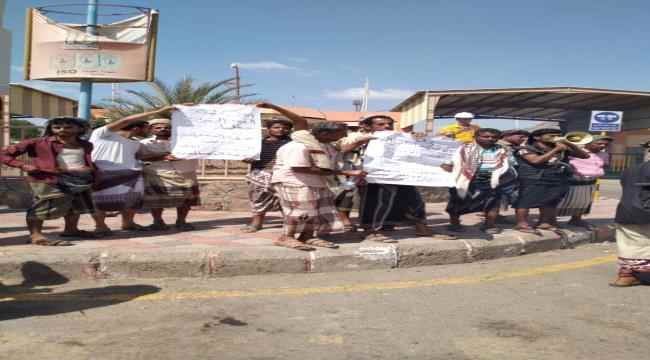 لحج : وقفه احتجاجية تطالب بإيقاف محطة الفحم الحجري ومعالجة اوضاع المنكوبين بالأضرار الصحية والبيئية الناجمة عن مصنع أسمنت الوطنية