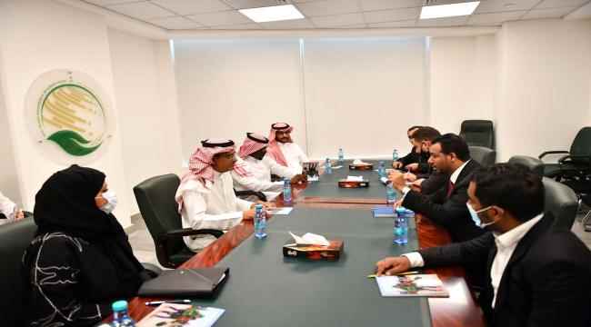 وزير التربية يناقش مع مركز الملك سلمان برامج دعم المعلمين والمشاريع التعليمية