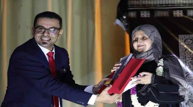 كفيفة يمنية تتحدى العتمة وتفوز بجائزة عربية للخطابة والإلقاء الشعري