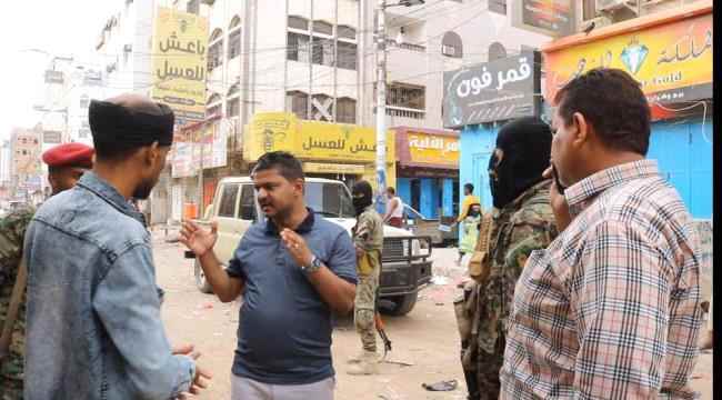 مدير الشيخ عثمان يتفقذ أعمال  الردم والكبس لعمل الصبيات في موقعي القمامة بشارع الذهب 