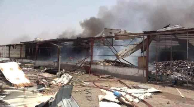 الدبيش: الحوثي قصف مخزنا في ميناء المخا كان يحتوي على كميات كبيرة من المساعدات الإنسانية والإغاثية