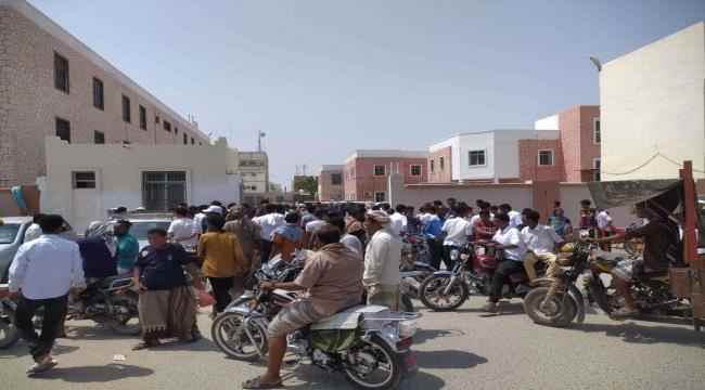 مديرية غيل باوزير تشهد احتجاجات شعبية واغلاق لمحال الصرافة واصابة احد المتظاهرين برصاص الأمن