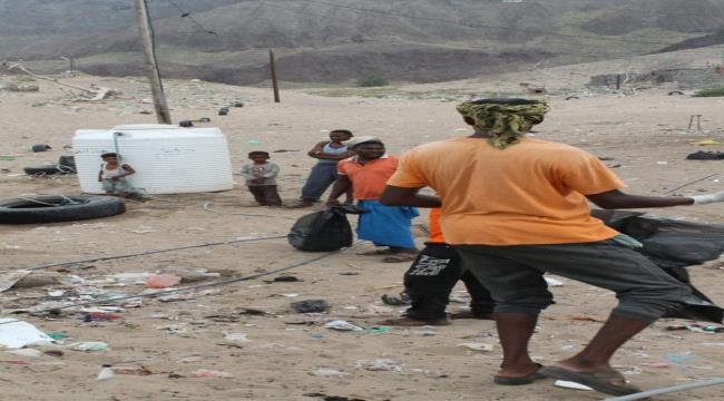جمعية نهوض وتنمية المرأة تدشن حملة نظافة واسعة في منطقة الخيسة بعدن 