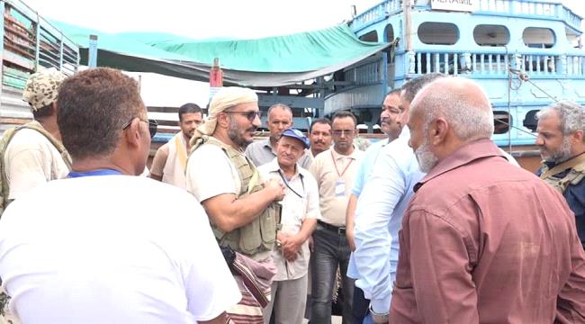 قائد المقاومة الوطنية يتفقد مجدداً مرافق ميناء المخا