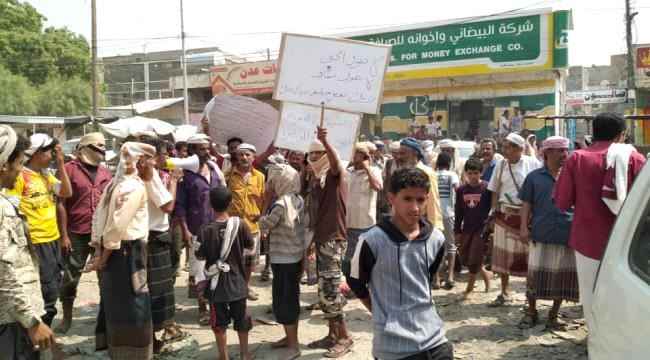 لليوم الثالث توالياً..مدينة لودر تشهد مسيرة جماهيرية حاشدة ضد الفساد