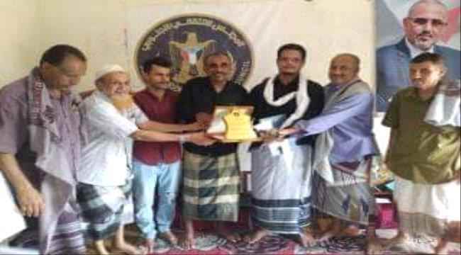مدير شبابية انتقالي لحج يكّرم الرسام عزالدين ويزور مدرسة الأمل وكلية العلوم