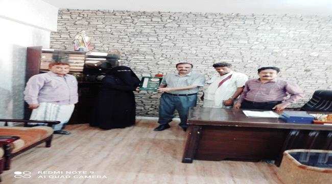 مدير مكتب التربية بالمهرة يستقبل مديرة ثانوية بلقيس الفائزة بجائزة (التميز المدرسي) لمكتب التربية العربي لدول الخليج 