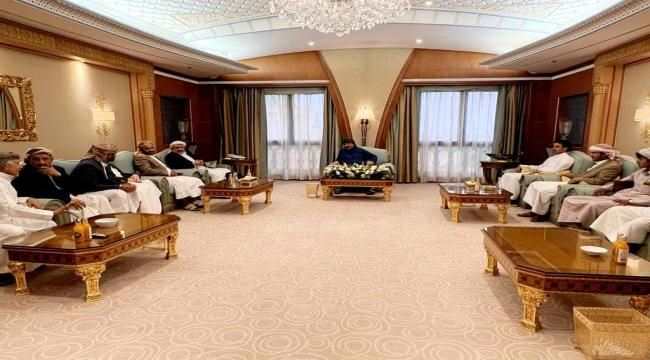 الرئيس القائد عيدروس الزُبيدي يستقبل وفدا من مشائخ محافظة مأرب
