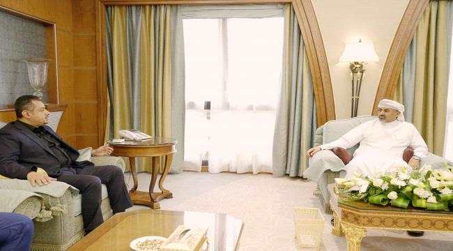 لدى لقائه رئيس الوزراء.. الرئيس الزُبيدي: إنعاش الاقتصاد وتحسين الخدمات أولوية عاجلة