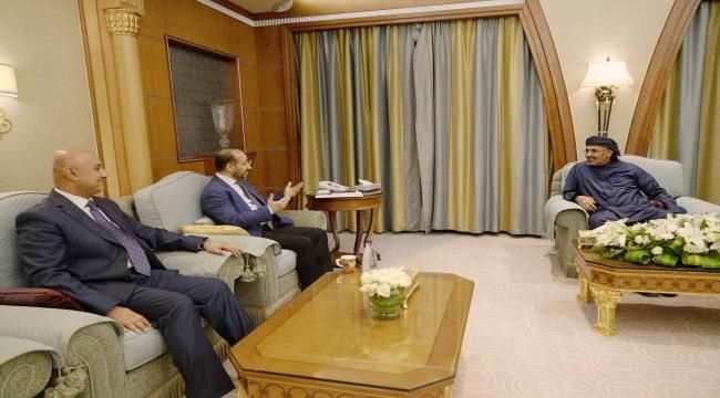 الرئيس القائد عيدروس الزُبيدي يستقبل وزراء الاتصالات والمياه والأوقاف