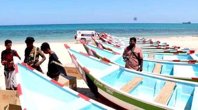 توزيع 39 قارباً للصيادين في الشحر
