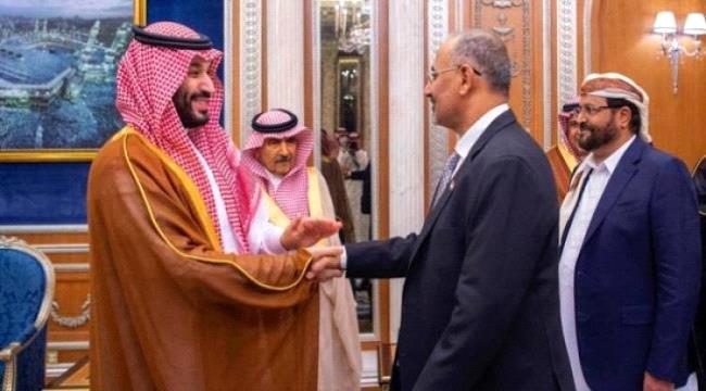 صحفي ينشر تفاصيل مشاورات الرياض..كيف انسحب الأحمر ولماذا تدخل الزبيدي عند ابن سلمان حول الجنوب؟
