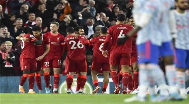بالصور.. ليفربول يفترس يونايتد بأقل مجهود ويتصدر البريميرليج