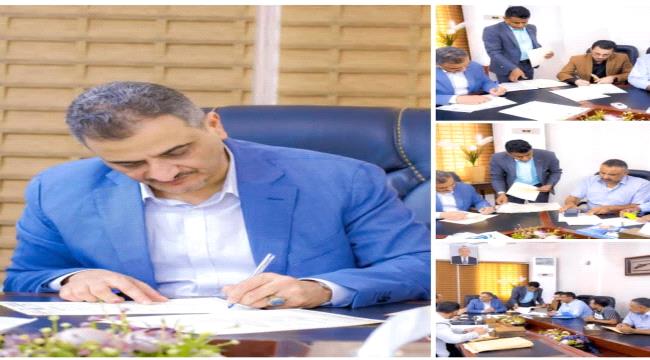 بدعم وتمويل من دولة الإمارات.. وزير الدولة محافظ العاصمة عدن يوقّع عقود 10 مشاريع في قطاع المياه والصرف الصحي