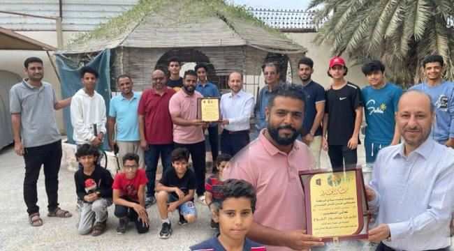 في لحظة وفاء ..لاعبو نادي مصافي عدن للتنس يكرمون الدكتور نجيب العوج