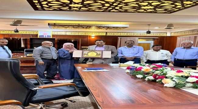 العزب يكرم اللواء السقطري نظير جهودة الكبيرة في الاهتمام بالمزارعين 