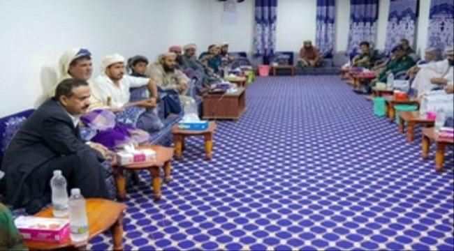 المحافظ بن الوزير يلتقي بِمشائخ قبيلة بلحارث ويعزي بِوفاة قائد اللواء الخامس دفاع شبوة