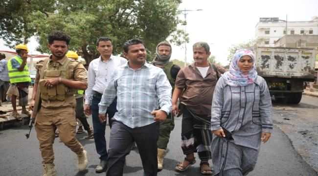 بتكلفة (72) مليون..مدير عام الشيخ عثمان يتفقد مشروع سفلتة شارع الهاشمي 