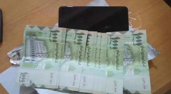 مركز شرطة المكلا يضبط شخص قام بسرقة ممتلكات من سيارة أحد المواطنين