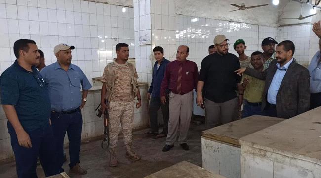 وكيل عدن "السقاف" ومدير المنصورة يحددان مفارش بيع الأسماك لشركة بروم بالسوق المركزي للمديرية