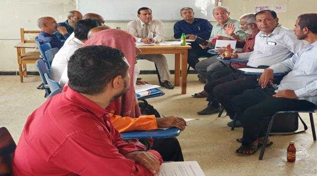مجلس كلية التربية بالضالع يعقد اجتماعه الدوري ويناقش تقريراً حول إصلاح الأضرار بالكلية