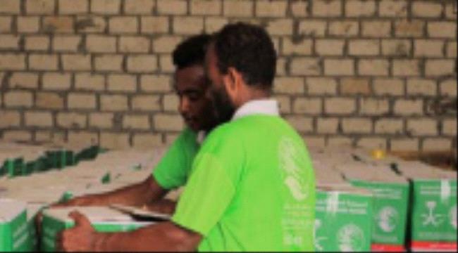 فرق سلمان للإغاثة توزع مساعدات غذائية في مديريات المهرة 