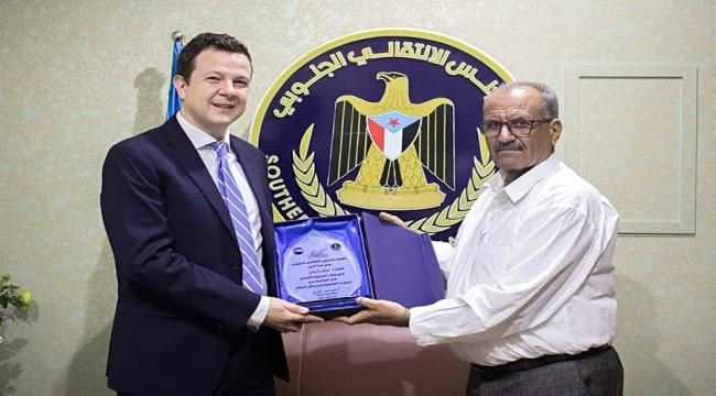 الانتقالي يُكرّم مدير مكتب المبعوث الأممي في العاصمة عدن