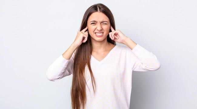 اكتشف أسباب طنين الأذن اليسرى