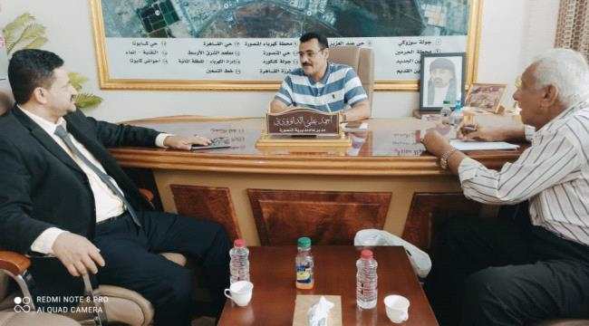 خلال لقائه بمدير عام مكتب الصناعة والتجارة بعدن..مدير المنصورة يناقش آليات تفعيل الأداء الرقابي على الأسواق