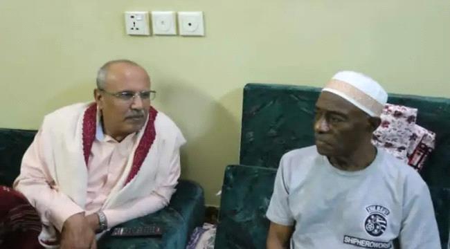 الكثيري يطمئن على صحة الفنان مفتاح سبيت كندارة