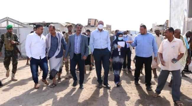وفدٌ مُشترك للسُلطة المحلية بدار سعد ومنظمة الأغذية العالمية يزور مخيمات النازحين بالمديرية