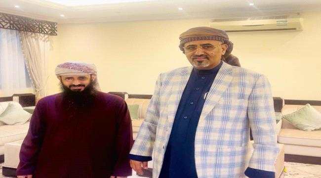 الرئيس الزُبيدي يلتقي بقائد قوات الحزام الأمني