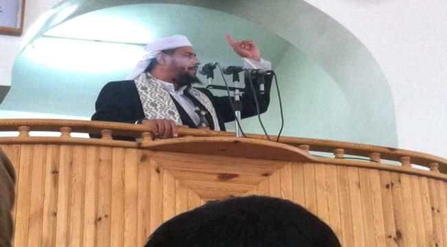 إب.. عناصر حوثية تنزل خطيب مسجد من منبره بالقوة وتستبدله بآخر موال لهم