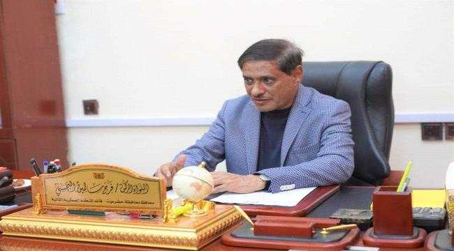 المحافظ البحسني يوجه باعتماد مقترح مشروع تعشيب وتسوير منشئات 3 أندية بمدينة المكلا