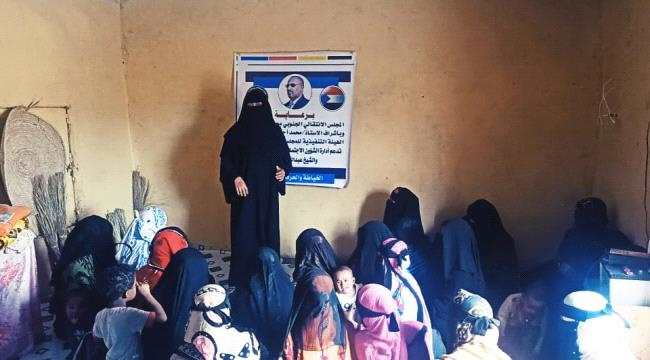 انتقالي أبين يسلم جمعية بئر الشيخ لتنمية قدرات المرأة أقمشة ومعدات خياطة