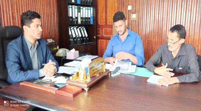 مدير عام البريقة يناقش التحضيرات الجارية لتنفيذ حملة التحصين ضد شلل الأطفال بالمديرية