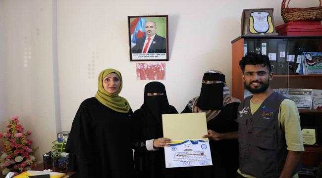 مبادرة "عندي أمل" تكرم دائرة المرأة والطفل تقديرا لجهودها في دعم العمل الإنساني