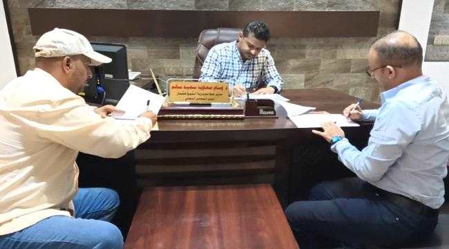 بتكلفة ( 300 ) ألف ريال سعودي..مدير عام الشيخ عثمان يرعى توقيع إتفاقية لتنفيذ مشروع الرصف الحجري لشارع السيلة