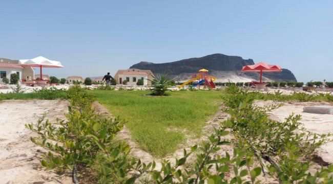 رئيس الغرفة التجارية والصناعة بمحافظة شبوة الأستاذ محمد ثابت يطلع على سير الأعمال في مشروع منتجع قنا السياحي بمديرية رضوم