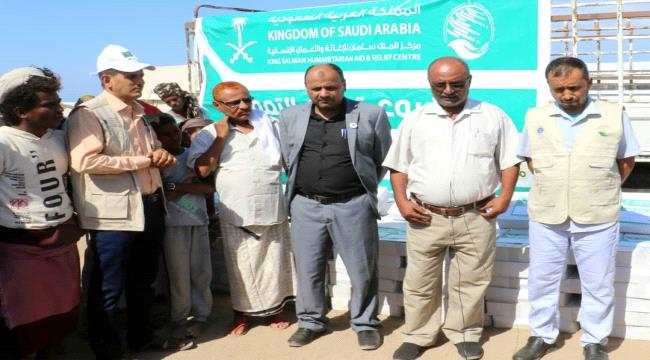 مدير عام مديرية الخوخة يدشن المرحلة الأخيرة من توزيع تمور
